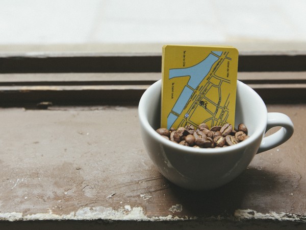 carte dans une tasse de grain de café sur une table