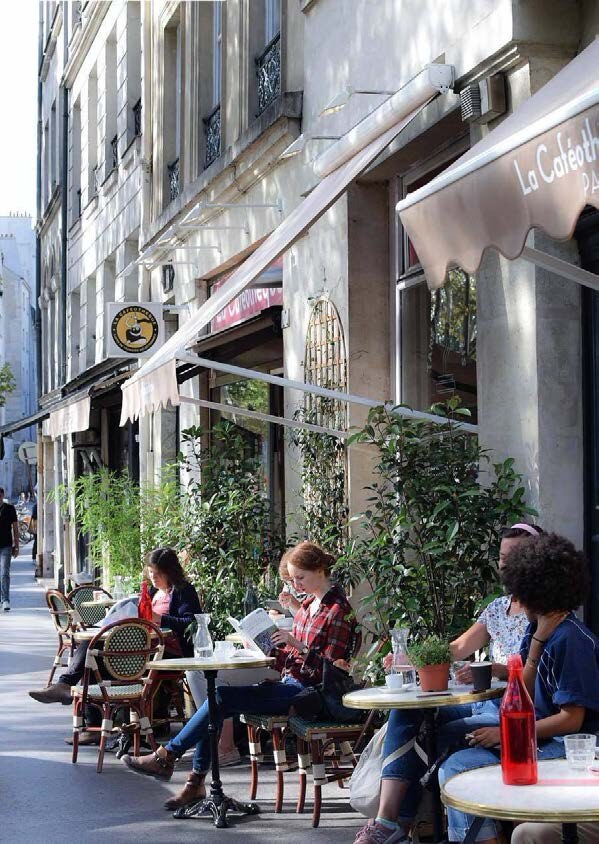 La façade et la terrasse de La Caféothèque, rue de l’Hôtel de Ville