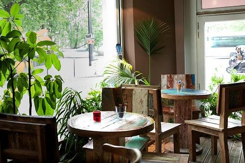 Le salon de café de La Caféothèque, tables et terrasse
