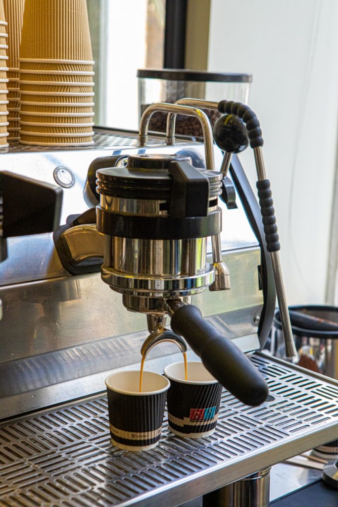 Extraction d’un espresso dans deux gobelets à La Caféothèque Reid Hall